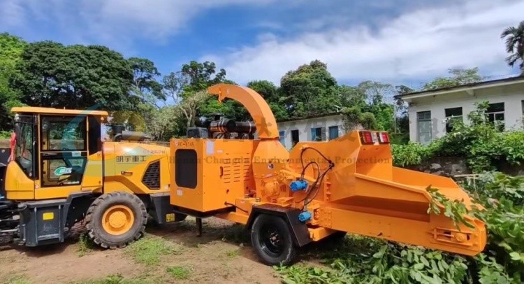 海南園林綠化客戶(hù)現(xiàn)場(chǎng)HC-6145樹(shù)枝粉碎機(jī)鏈條輸送版