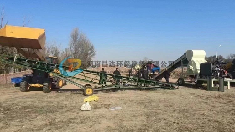 陜西大型移動玉米芯客戶現(xiàn)場3.jpg