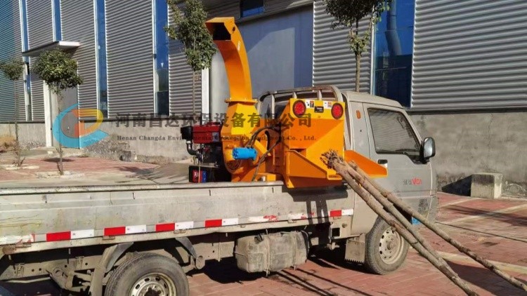 浙江客戶定制小型車載式樹枝粉碎機(jī).jpg