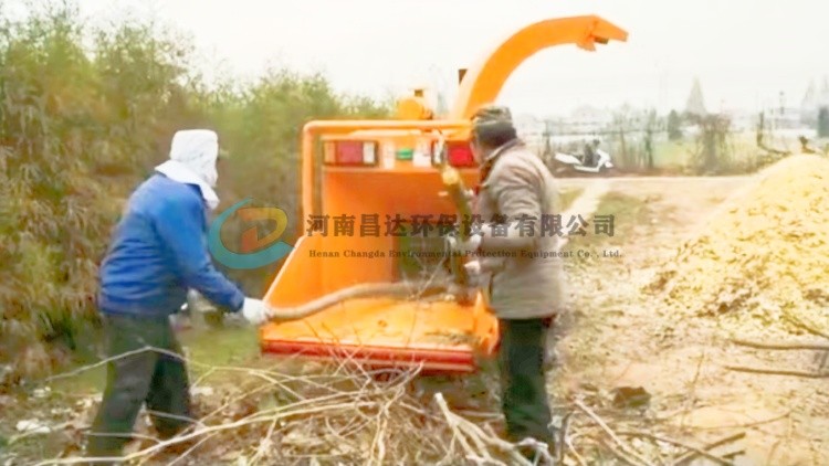 河南昌達(dá)HC6145型樹枝粉碎機(jī)山東濟(jì)南客戶使用現(xiàn)場.jpg