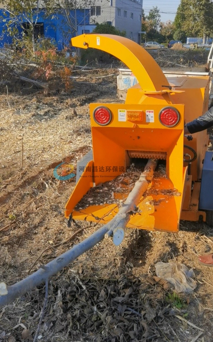 河南昌達(dá)HC-6130型樹枝粉碎機(jī)浙江杭州客戶使用現(xiàn)場(chǎng).jpg