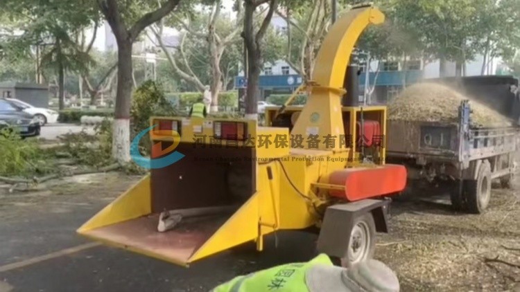 6145園林綠化樹枝粉碎機河北石家莊客戶使用現(xiàn)場