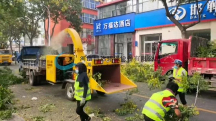 園林綠化樹枝粉碎機西安客戶使用現(xiàn)場.jpg