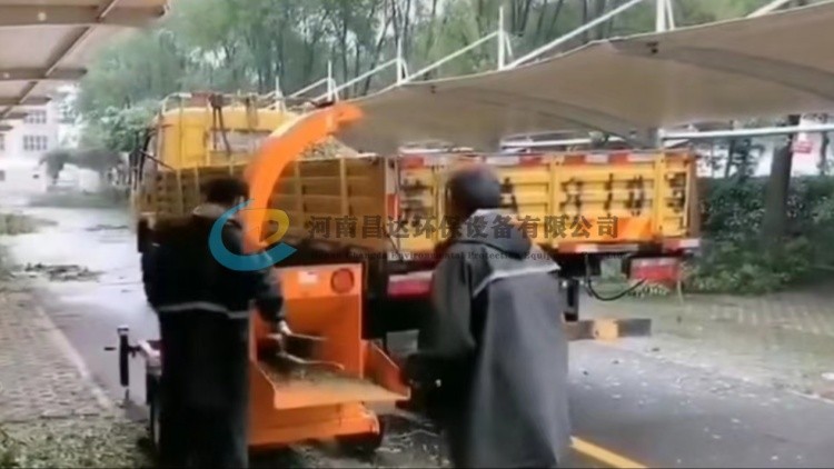 小型園林綠化樹枝粉碎機上海客戶使用現(xiàn)場